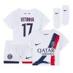 tenue exterieur psg nike 2425 – bebe avec flocage vitinha 17 Série | Maillots et Vêtements PSG Exclusifs sur PSG Shop