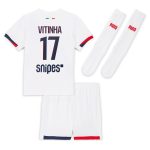 tenue exterieur psg nike 2425 – jeune enfant avec flocage vitinha 17 Série | Maillots et Vêtements PSG Exclusifs sur PSG Shop